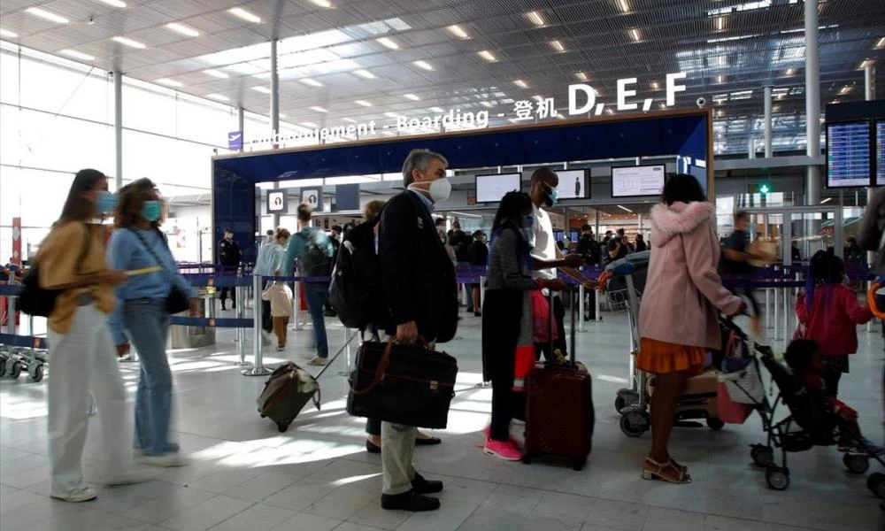 Γαλλία: Καραντίνα 10 ημερών για τους ανεμβολιάστους Αμερικανούς